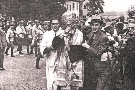 SPEC konkordat Episkop Sava Trlajić na litiji.jpg