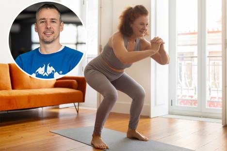 Milan Zarić/žena u srednjim godinama vežba čučnjeve kod kuće