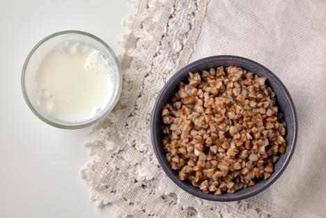 činija heljde na stolu sa šoljom kefira na starinskom stolnjaku