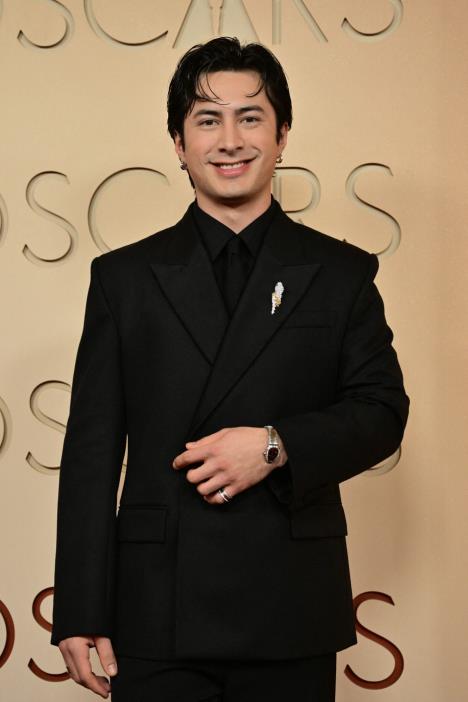 Hadson Vilijams na crvenom tepihu Oskara 2026 u elegantnom crnom odelu sa upečatljivim nakitom