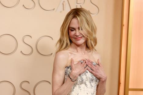 Nikol Kidman na crvenom tepihu Oskara 2026 u Šanel haljini sa perjem