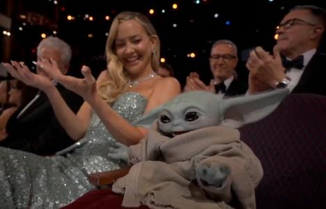Grogu u publici na dodeli Oskara (2).PNG