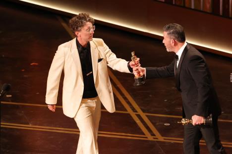 Džimi Kimel uručuje nagradu za najbolji kratki dokumentarni film na Oskarima 2026