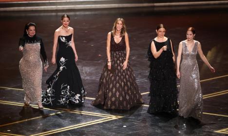 Zvezde filma „Deveruše“ na sceni Oskara 2026 tokom zajedničkog nastupa i komičnog skeča