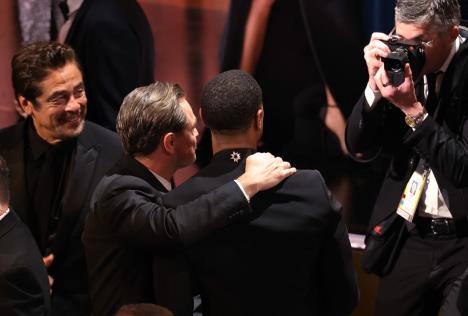 Leonrdo Dikaprio čestita Majklu B. Džordanu na Oskaru 2026