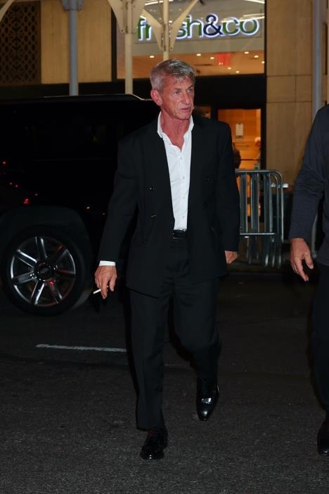 Šon Pen sa cigaretom u ruci