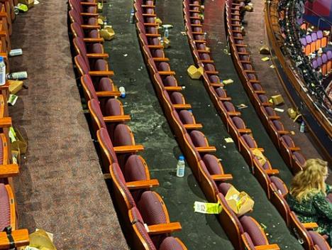 Nered u sali Dolbi teatra nakon ceremonije Oskara 2026 sa razbacanim flašama i ambalažom