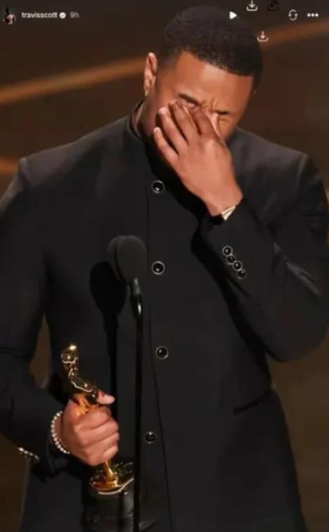 Tavis Skot pecuno Timotija Šalamea nakon što je izgubio Oskara