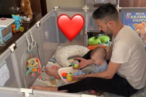Milan Vasić se igra sa sinom Despotom