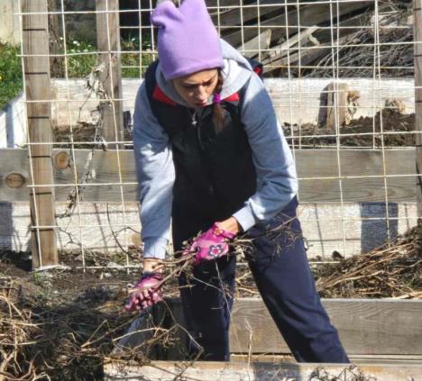 Olivera Bacić na imanju sređuje baštu u radnom odelu posle razvoda od Miodraga Dragičevića