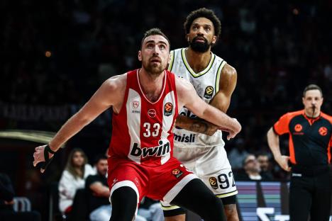 Nikola Milutinov i Kem Birč na meču Olimpijakos - Fenerbahče