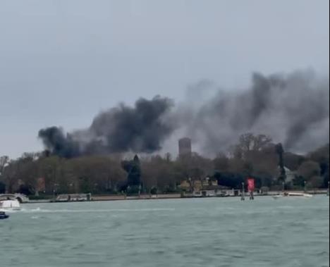 Gust crni dim iznad Venecije nakon požara na krovu Srpskog paviljona na Venecijanskom bijenalu