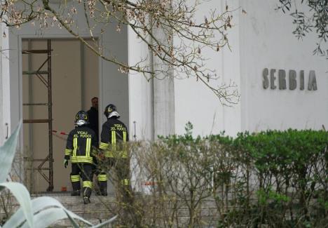 Vatrogasci ispred Srpskog paviljona na Bijenalu u Veneciji