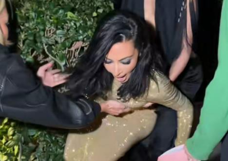 Kim Kardašijan u zlatnoj haljini i visokim štiklama pala na Oskar afterpartiju