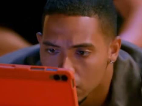 Gilbert u šoku gleda snimak devojke u španskom rijalitiju „La Isla de las Tentaciones