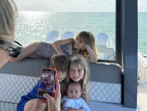 Deca Enrikea Iglesijasa i Ane Kurnikove zajedno na brodu