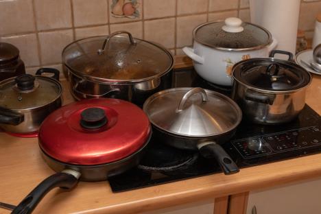 Indukciona ploča za kuvanje u radu sa šerpama i uključenim ringlama