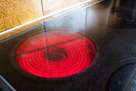 Indukciona ploča za kuvanje u radu sa šerpama i uključenim ringlama