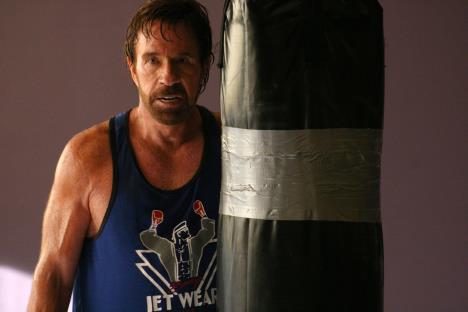 Čak Noris iza vreće za boks