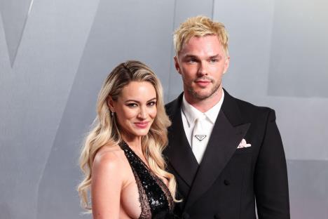 Brajana Holi u crnoj haljini sa šljokicama i dubokim izrezom na Vanity Fair žurci