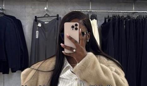 Influenserka Natali Barnet pravi selfi u butiku