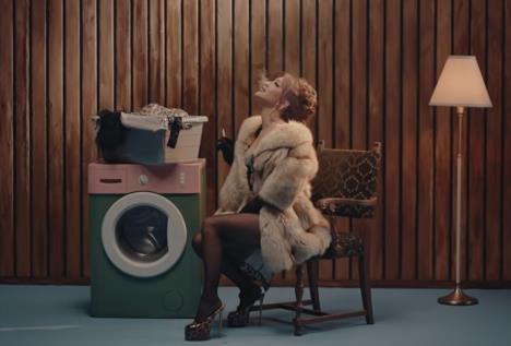 Tea Bilanović u krevetu sa kokoškama