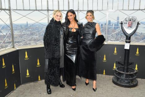 Nikol Šerzinger, Ešli Roberts, Kimberli Vajet, Pusiket dols