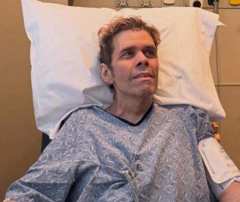 Perez Hilton u bolničkom krevetu tokom oporavka u Las Vegasu (2).png