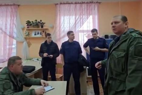 ruska policija u školi