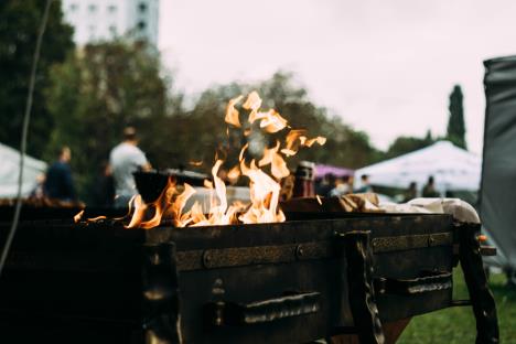 roštilj ispred zgrade