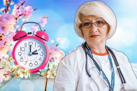 dr Biserka Obradović/budilnik u cvetovima trešnje, koncept pomeranje sata