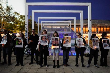 xxxx02 AP Maya Levin.jpg