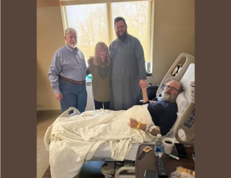 Rejmond i sveštenik Bojan.jpg