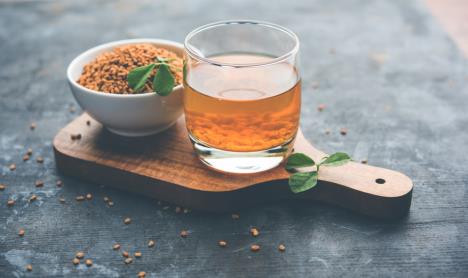 Seme piskavice i napitak od ove biljke u čaši na dasci za sečenje