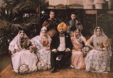 Džagatdžit Sing sa svoje četiri žene i dva sina