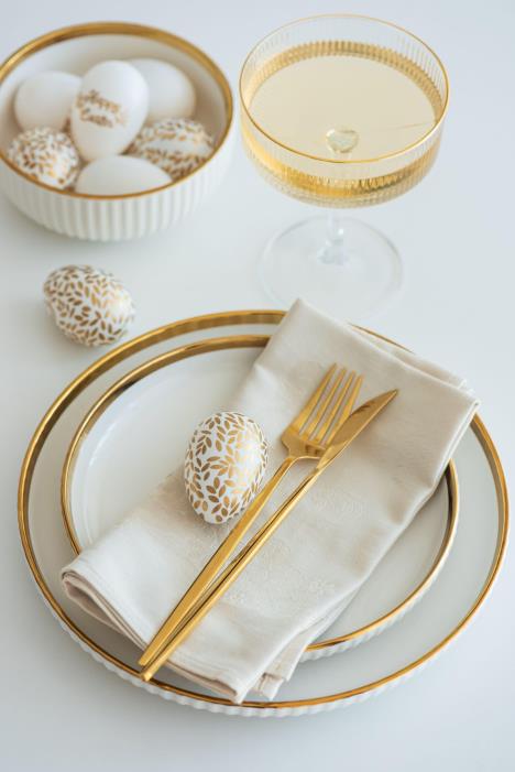 zlatno jaje na stolu, zlatna jaja na stolu