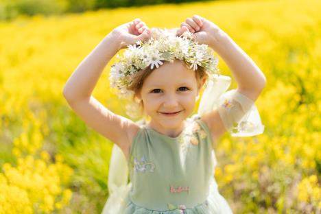 Devojčica sa cvetnim vencom na glavi