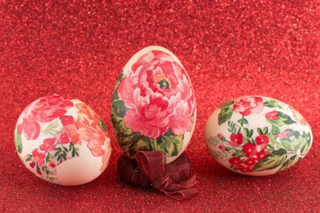 Uskršnja jaja ukrašena dekupaž tehnikom sa cvetnim motivima