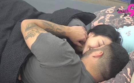 Maja i Asmin razmenjuju nežnosti