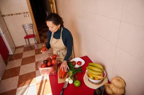 Žena pravi obrok u kuhinji