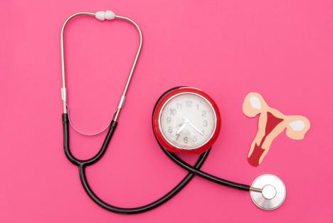 stetoskop, sat i crtež materice, koncept menopauza