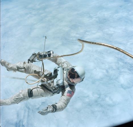 Astronaut u svemirskom odelu lebdi iznad Zemlje tokom misije u svemiru