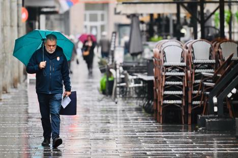 Čovek šeta po kiši