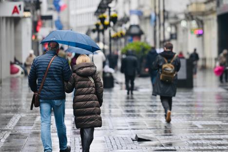 Vreme u Beogradu, kiša pada ljudi šetaju