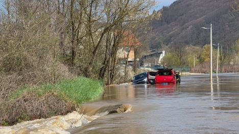 Automobil zarobljen u poplavi
