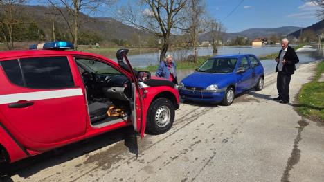 Automobil zarobljen u poplavi