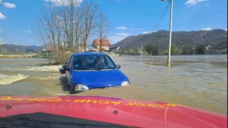 Automobil zaglavljen u poplavi