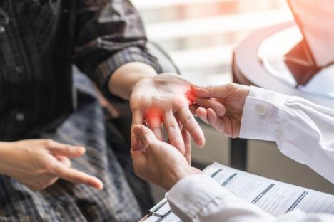 pacijent na pregledu kod lekara zbog problema sa prstima, koncept bol u šakama