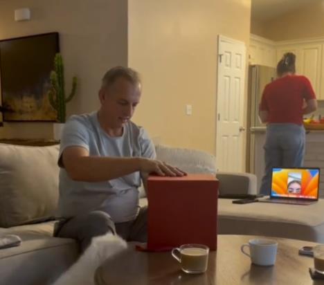 Otac otvara poklon sa ulaznicama za Svetsko prvenstvo.jpg