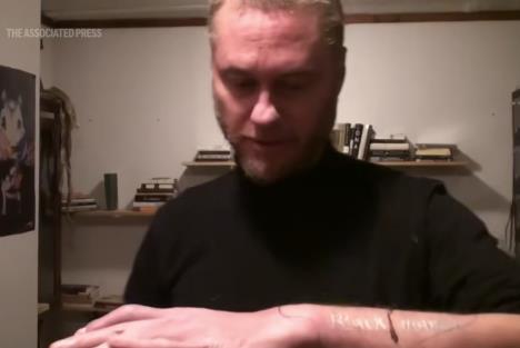 Tim Frid drži zmiju i učestvuje u eksperimentima sa otrovom. Razvio imunitet na crnu mambu